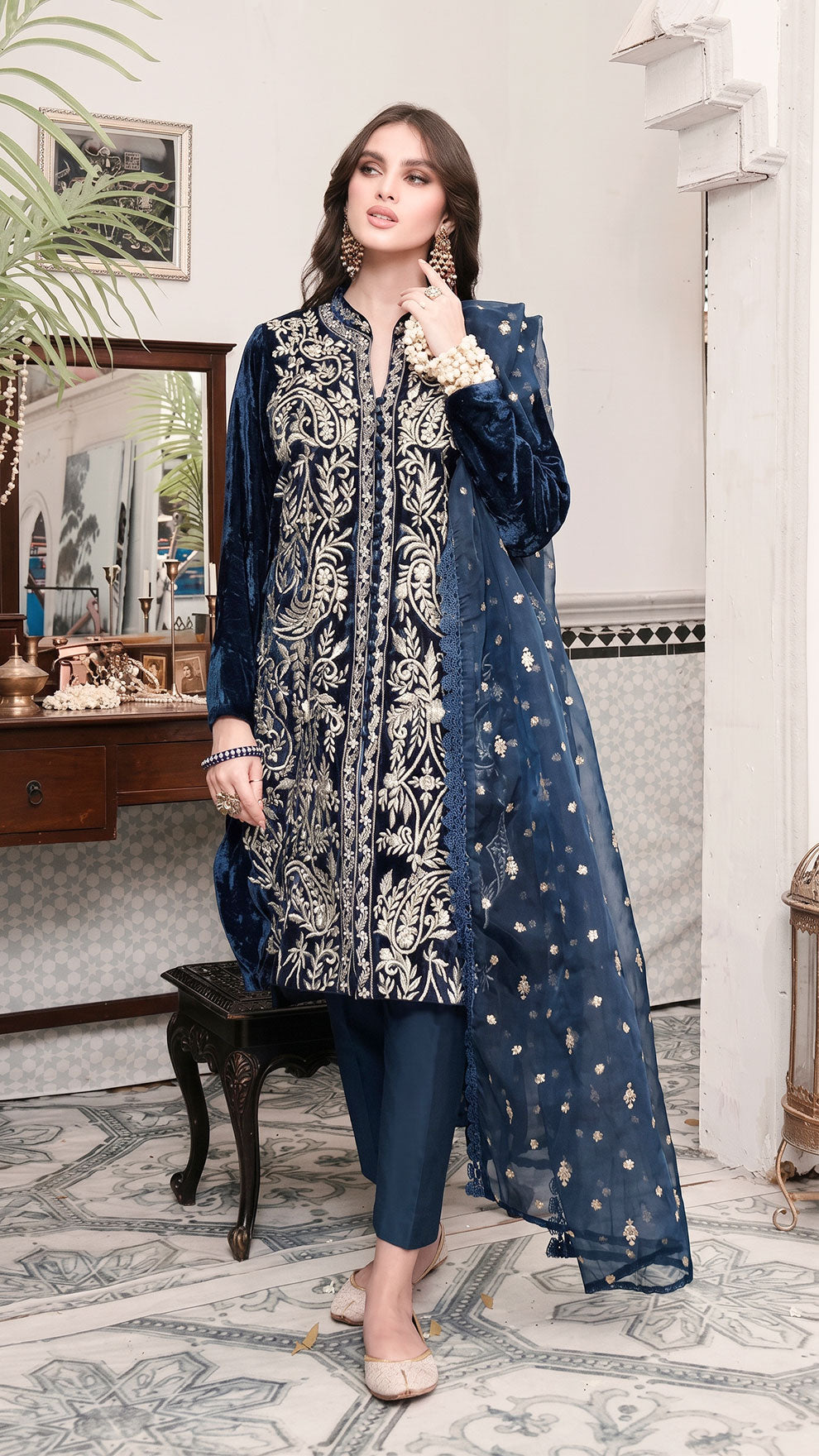 Zainab Chottani ZC-905 Velvet Embroidered 3pc
